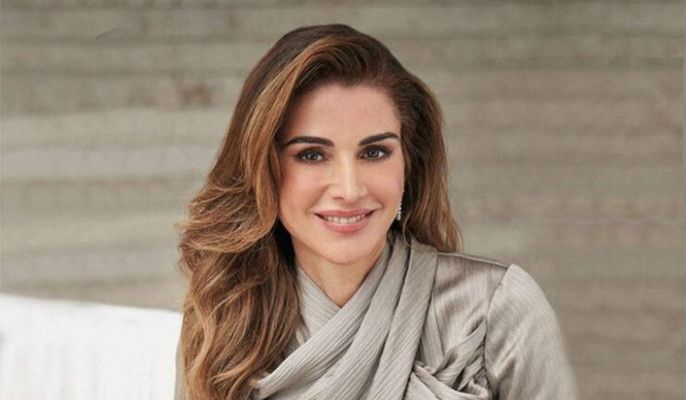 الملكة رانيا تسحر الأنظار يإطلالة أنيقة تجمع بين الكلاسيكية واللمسة المعاصرة
