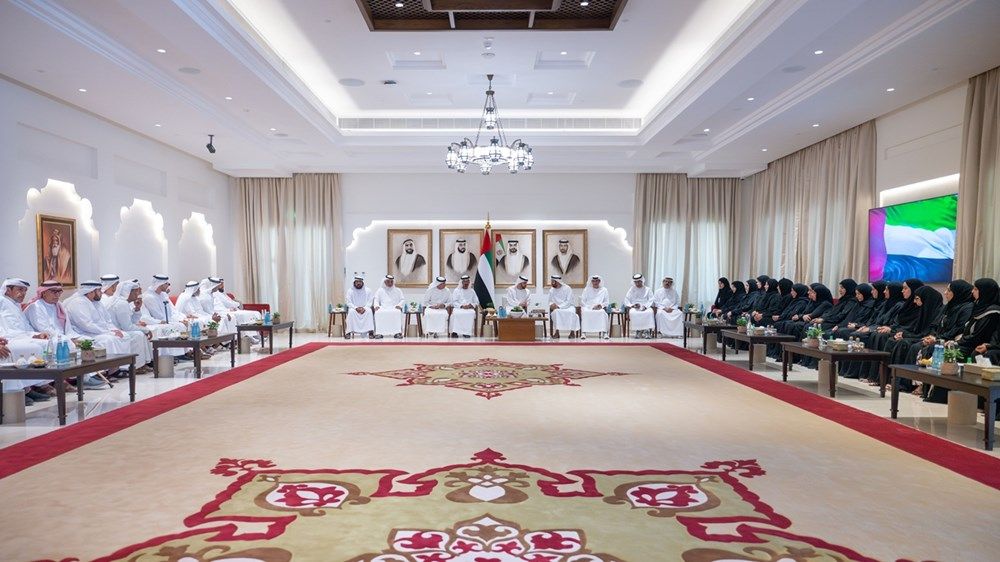 حمدان بن زايد يزور جزيرة دلما ويلتقي المواطنين
