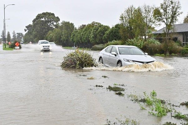 عواصف قوية في نيوزيلندا تعطل حركة الطيران وتغلق المدارس