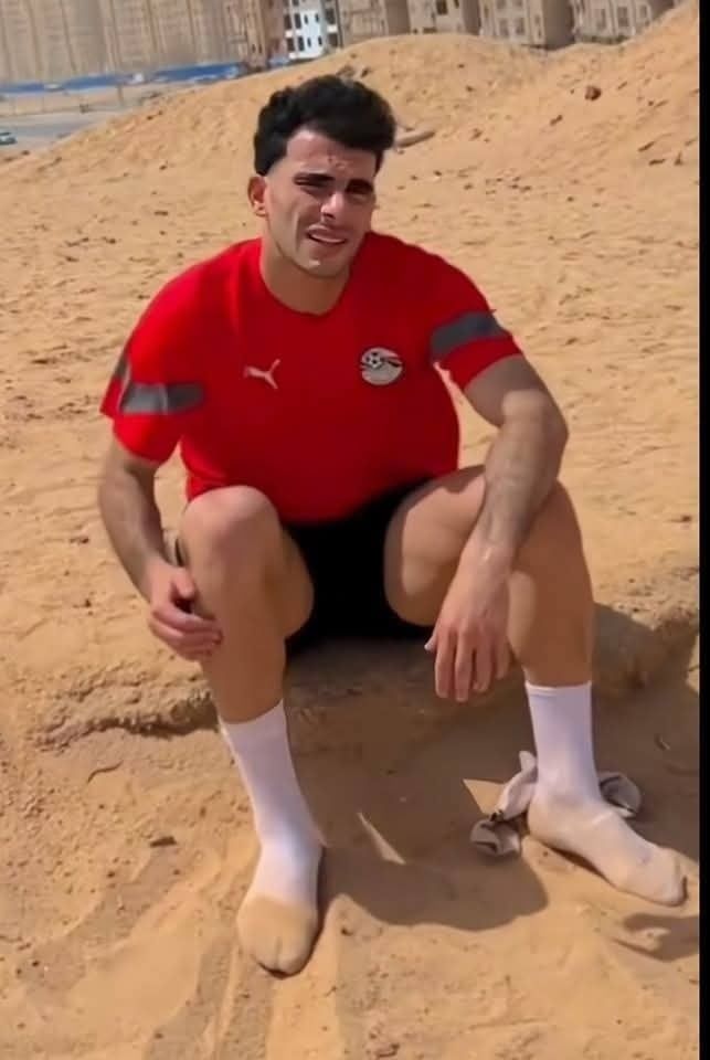 زيزو يتدرب على الرمال بقميص منتخب مصر.. صور