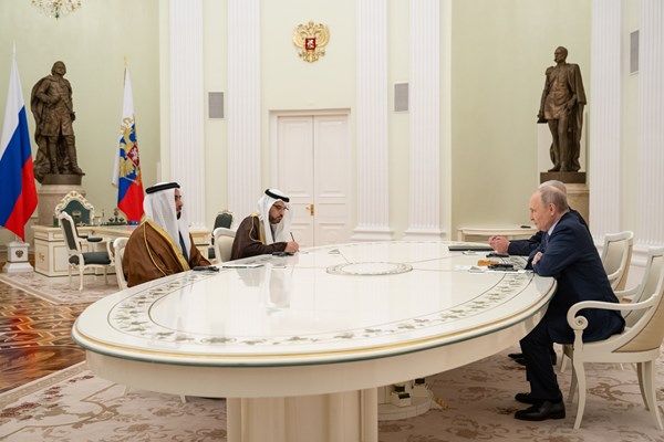 سيف بن زايد يلتقي فلاديمير بوتين في ختام زيارة سموه لروسيا