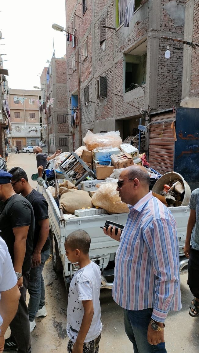 ضبط 8 أطنان مواد غذائية منتهية الصلاحية خلال حملة فى إمبابة.. صور