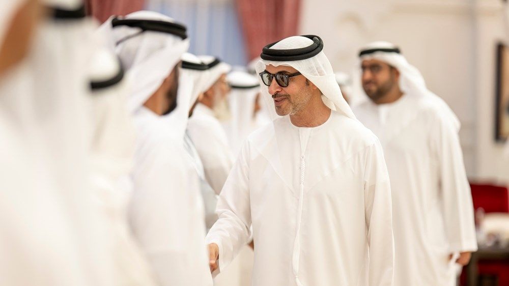 هزاع بن زايد يلتقي أعيان وأهالي سويحان وناهل في مجلس سويحان بمنطقة العين