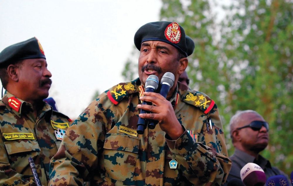 البرهان يعين "الحاج" رئيسًا جديدًا للحكومة في السودان