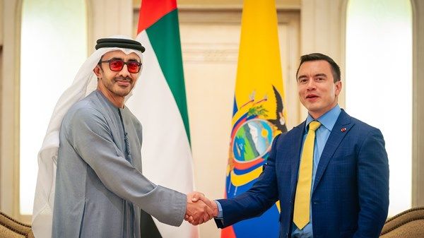 عبدالله بن زايد ورئيس الإكوادور يبحثان تعزيز علاقات التعاون بين البلدين