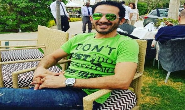 أحمد حلمي يعتذر عن واقعة الملحن مصطفى جاد خلال عرض مسرحية “بني آدم”