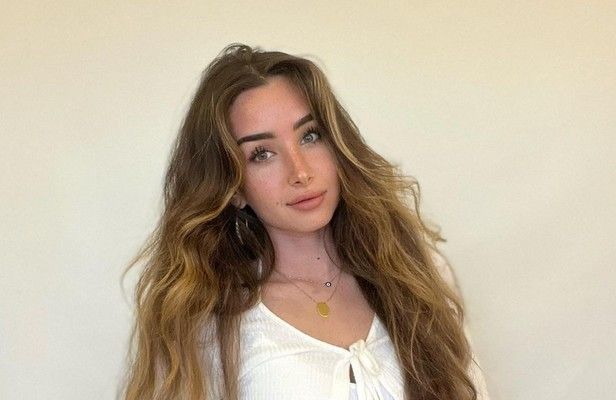هنا الزاهد تخطف الأنظار بالأحمر في شوارع باريس