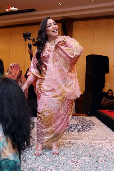 شاهد بالصور والفيديو.. بوصلة رقص مثيرة.. الفنانة هدى عربي تشعل حفل غنائي بالدوحة