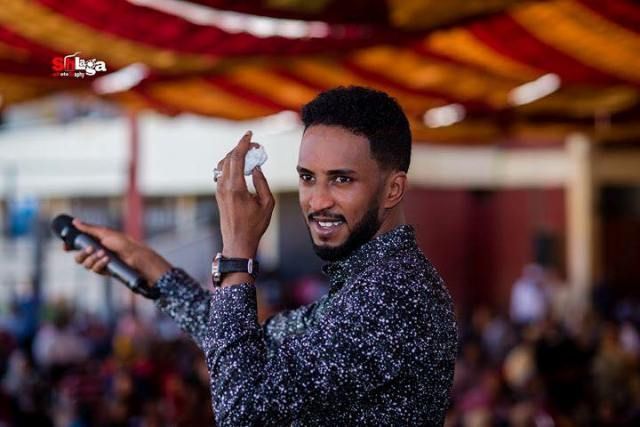 شاهد بالفيديو.. “الحس الأمني” للحارس الشخصي للفنان محمد بشير يلفت أنظار المتابعين بعد تدخله في الوقت المناسب خلال إحدى الحفلات