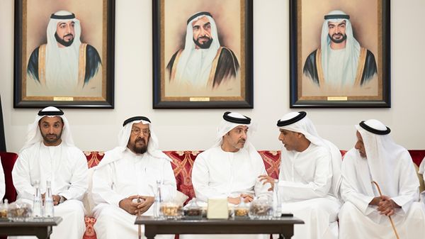 هزاع بن زايد يلتقي أعيان وأهالي سويحان وناهل في مجلس سويحان بمنطقة العين