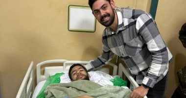 أحمد القندوسى يزيل الجبس بعد الاطمئنان على جراحة الساق