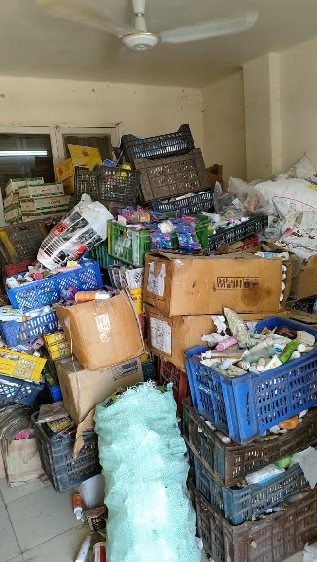 ضبط 8 أطنان مواد غذائية منتهية الصلاحية خلال حملة فى إمبابة.. صور