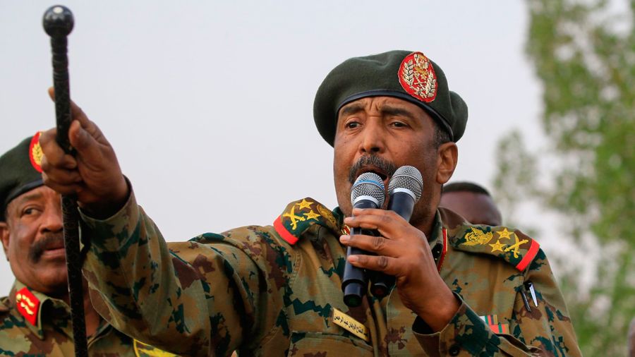 شاهد بالفيديو.. رئيس مجلس السيادة: (بعض الوزراء الواحد فيهم بفتكر الوزارة حقته جاب خاله وإبن أخته وحبوبته ومنحهم وظائف)