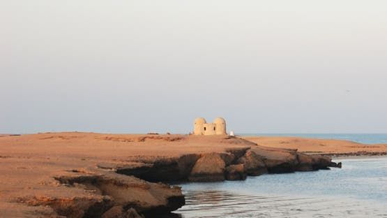 الخليج اليوم .. بعد الغارات الأميركية.. الحوثي يشدد القيود على سكان جزيرة كمران