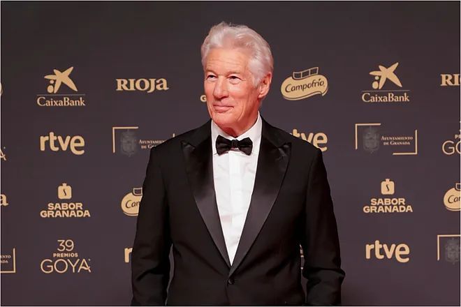 ريتشارد غير يشنّ هجومًا صاعقًا على دونالد ترامب ويطرح هذا السّؤال