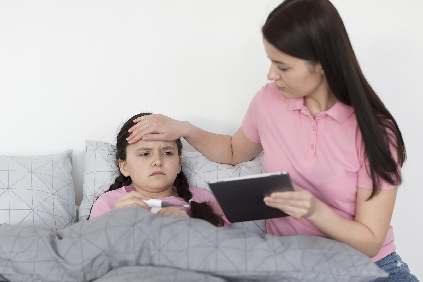 الحمى المتكررة عند الأطفال أسبابها والعلاج المناسب