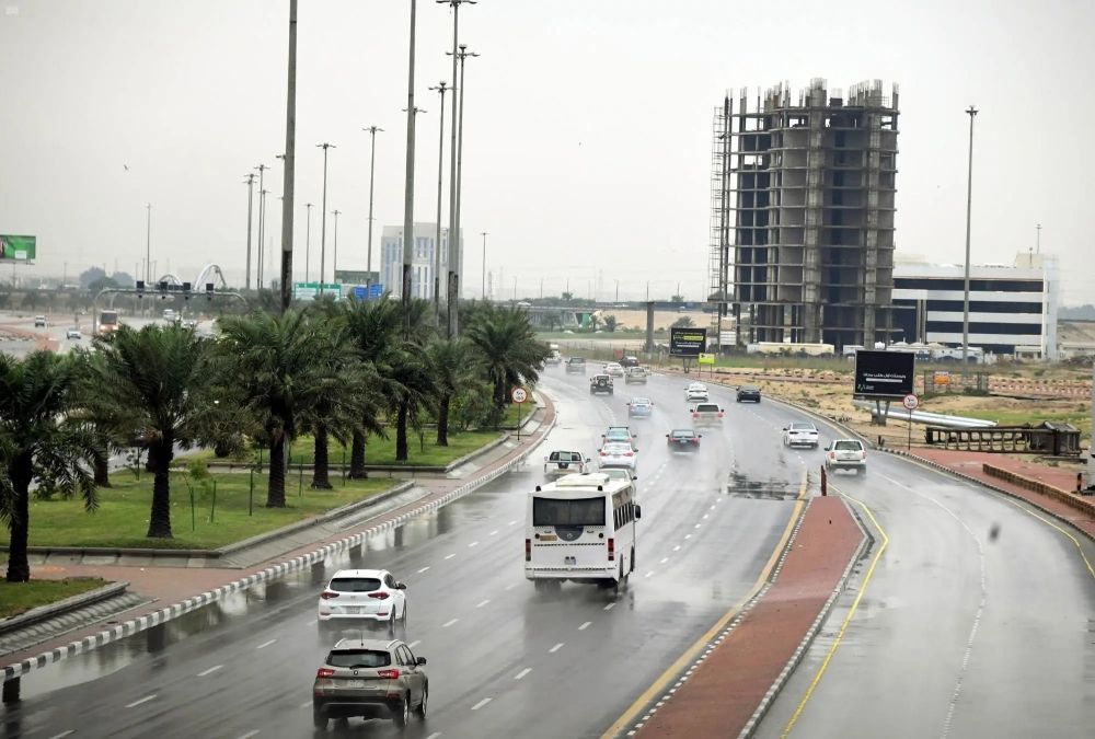 طقس الجمعة.. أمطار رعدية متباينة الشدة على أجزاء من 10 مناطق