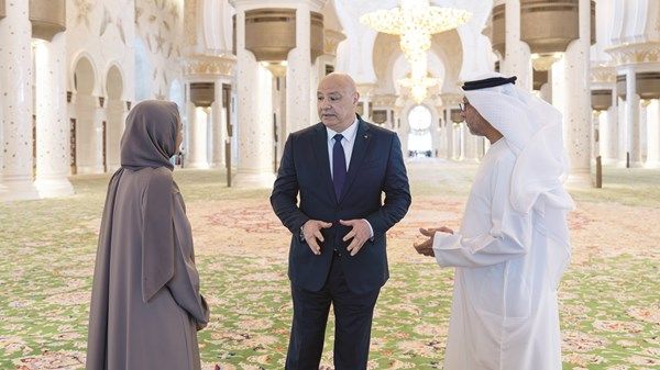الرئيس اللبناني يزور جامع الشيخ زايد الكبير في أبوظبي