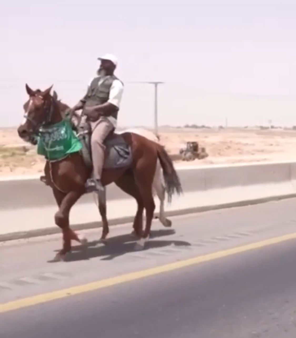 حجاج من ⁧إسبانيا⁩ يصلون إلى منفذ الحديثة على ظهور الخيل .. فيديو