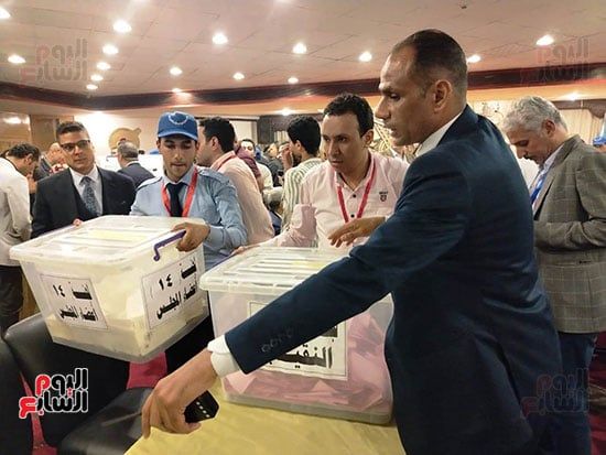 بدء فرز أصوات الاقتراع على مقعد نقيب الصحفيين.. صور