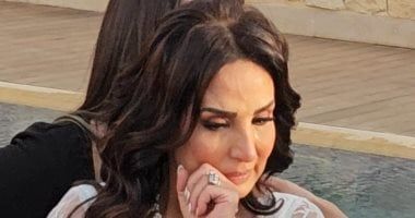 بكاء أمل رزق أثناء احتفالها بعقد قران ابنتها هيا إسماعيل كتكت وآدم مصطفى العربى