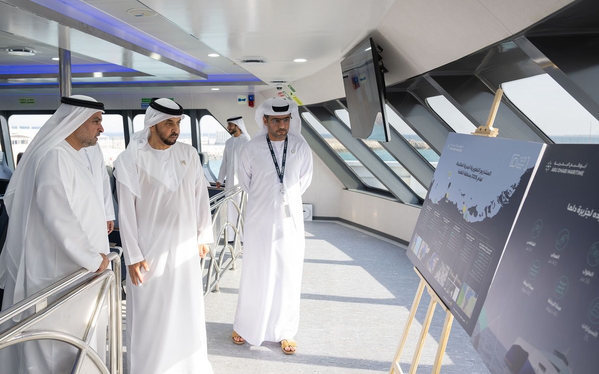 الامارات | حمدان بن زايد يواصل جولته التفقدية في جزيرة دلما ويدشن عبارتي "دلما" و"الظنة"
