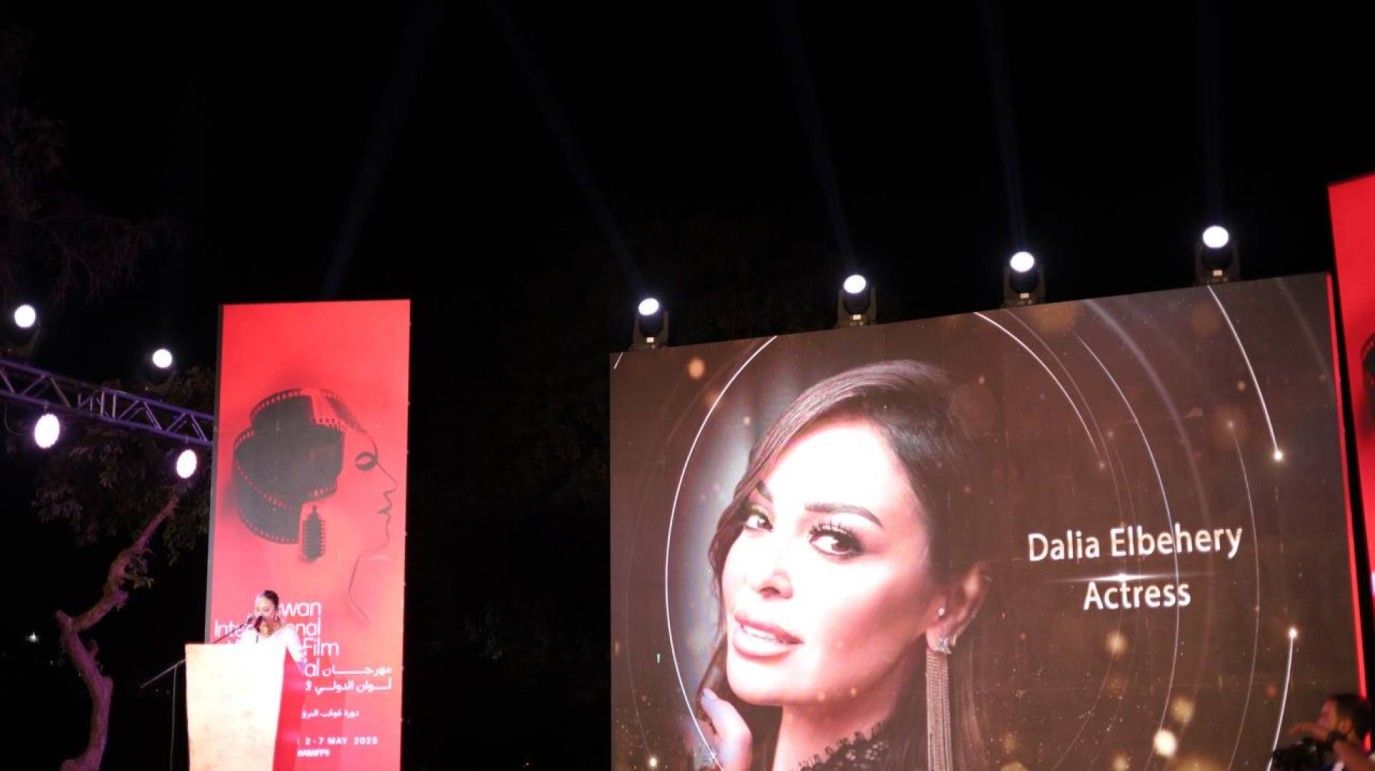 داليا البحيري تلقي كلمة الافتتاح بمهرجان أسوان لأفلام المرأة: كوكب الشرق اختيار موفق
