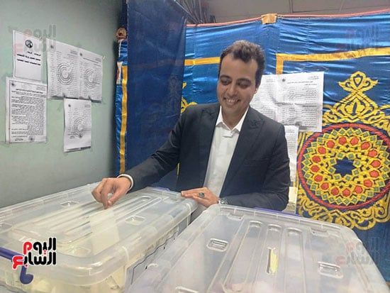 الزميل محمد السيد الشاذلى يدلى بصوته في انتخابات نقابة الصحفيين.. صور