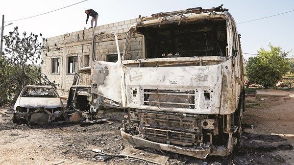 مستوطنون يهاجمون منازل وممتلكات فلسطينيين في الخليل