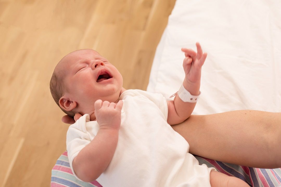 أسباب وأنواع بكاء الرضيع وطرق التعامل معه: و5 نصائح لتهدئة الأم