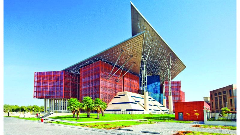 الامارات | فتاة ترفض ردّ 10 آلاف درهم وصلت حسابها بالخطأ