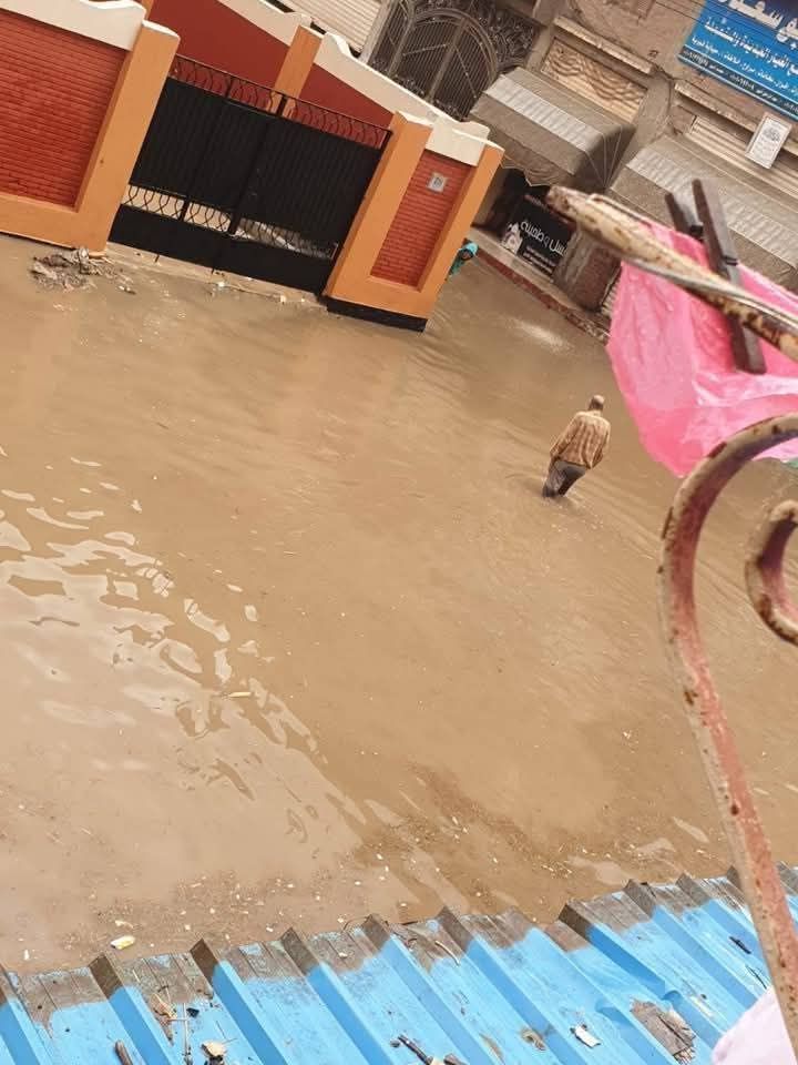 أمطار غزيرة تغرق عدة مناطق في دمياط وإعلان حالة الطوارئ.. صور