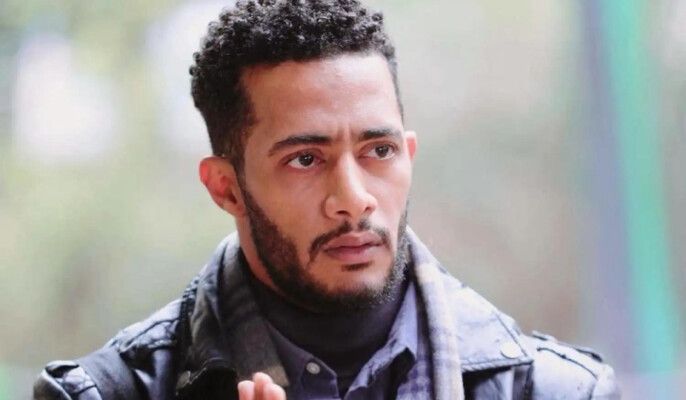 محمد رمضان يقبل يد والده ويوجه له رسالة مؤثرة