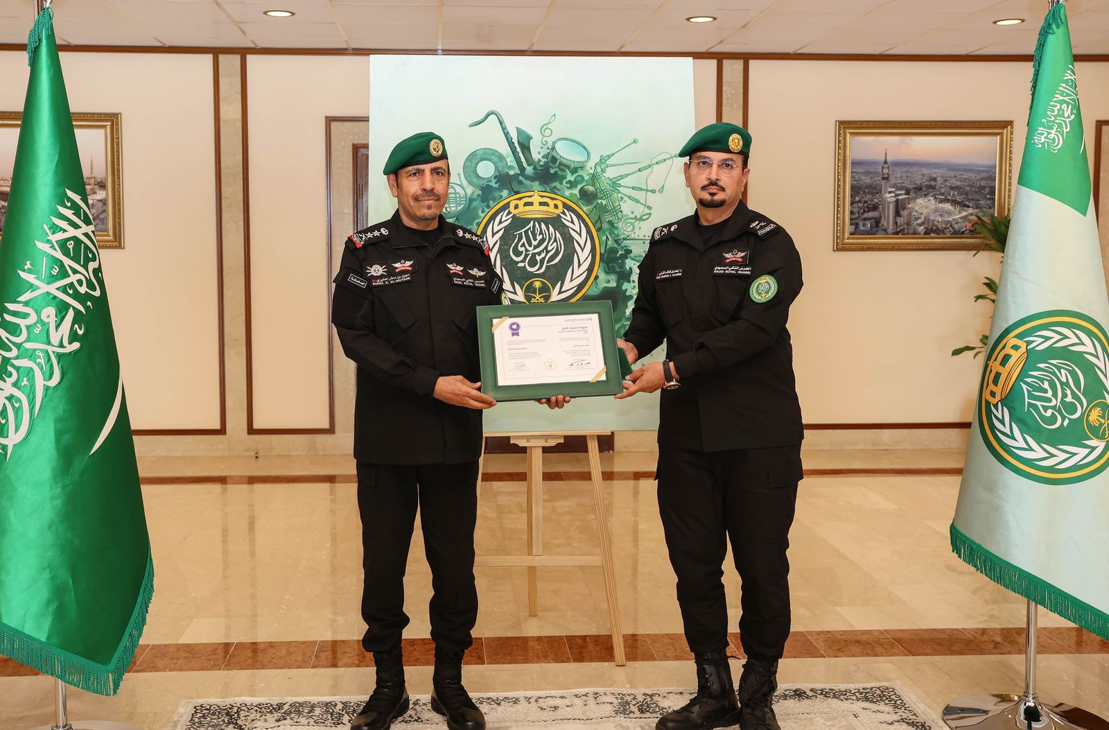 السعودية | رئيس الحرس الملكي يتسلم شهادة الاعتماد الأكاديمي العسكري الكامل