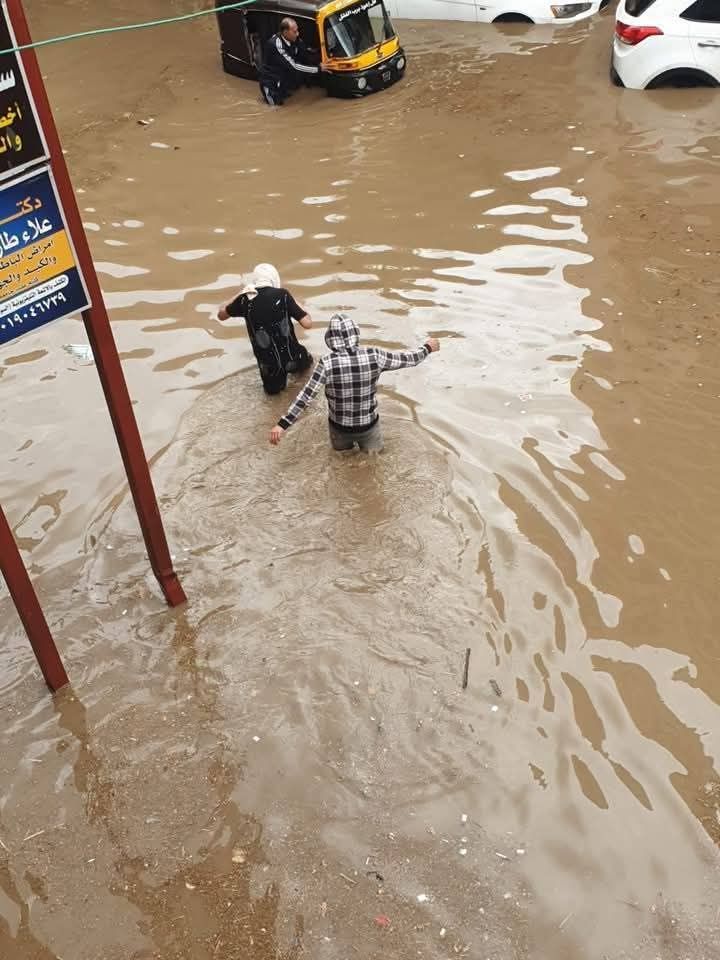 أمطار غزيرة تغرق عدة مناطق في دمياط وإعلان حالة الطوارئ.. صور