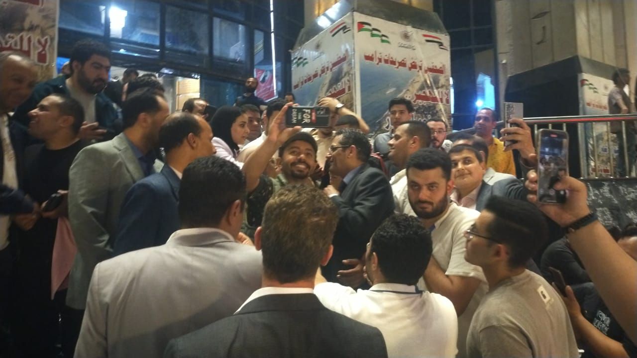 المئات يحتفلون بفوز البلشى على سلالم النقابة..والنقيب يهتف:عاشت وحدة الصحفيين