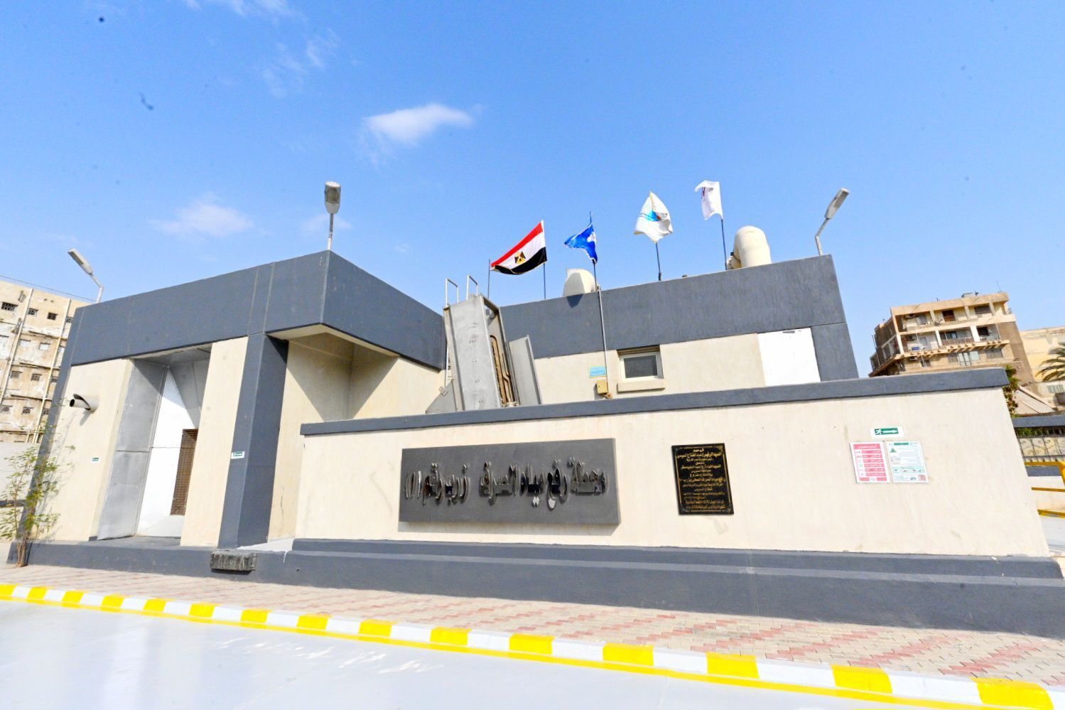 وزير الإسكان ومحافظ السويس يتفقدان محطتي رفع صرف صحى بحي السويس