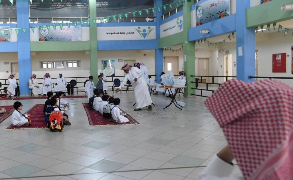 طلاب التعليم العام وأولياء أمورهم يدافعون عن التزامهم وحضورهم للمدارس بالأرقام