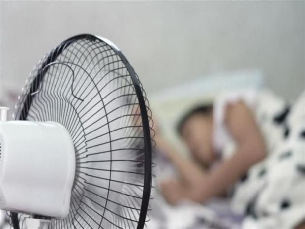 هذا ما يحدث لجسمك عند النوم تحت المروحة أثناء الليل.. توقف فورا