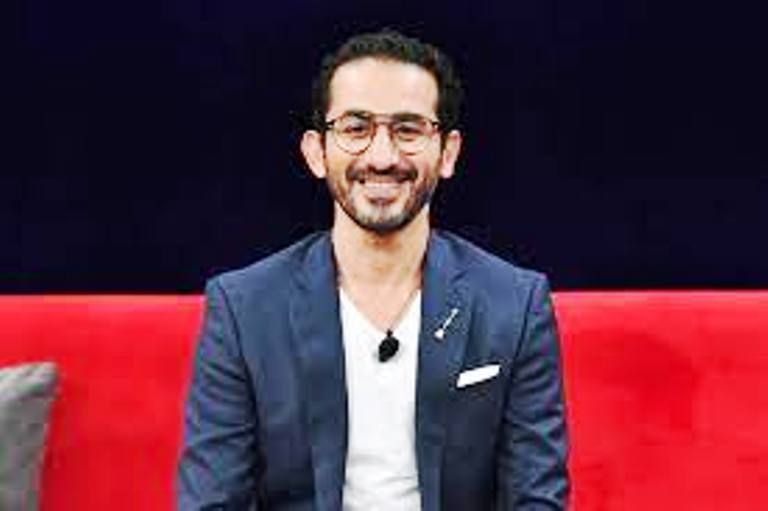 أحمد حلمي يعتذر عن واقعة الملحن مصطفى جاد خلال عرض مسرحية “بني آدم”