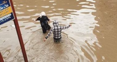 أمطار غزيرة تغرق عدة مناطق في دمياط وإعلان حالة الطوارئ.. صور