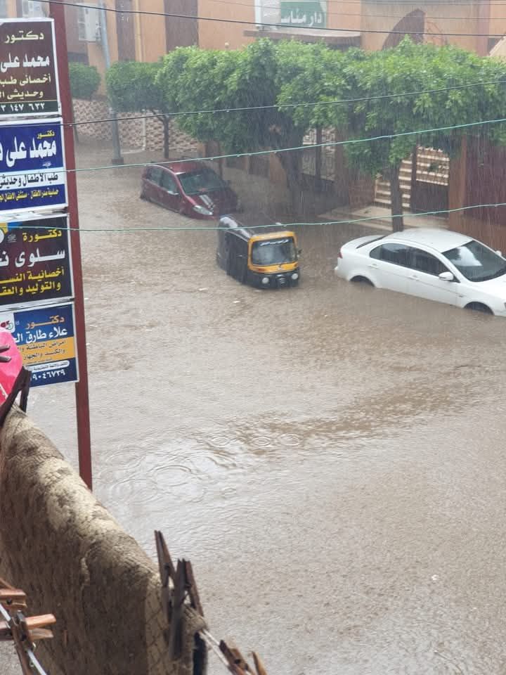أمطار غزيرة تغرق عدة مناطق في دمياط وإعلان حالة الطوارئ.. صور