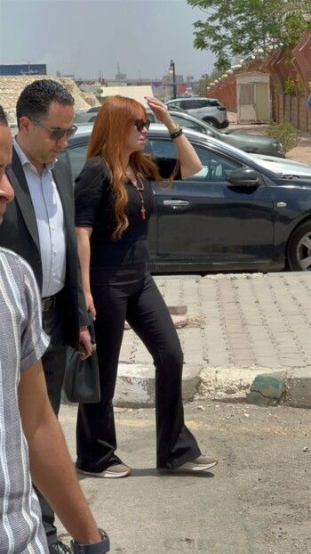 بالصور .. لحظة وصول كارول سماحة باكية إلى دفن زوجها