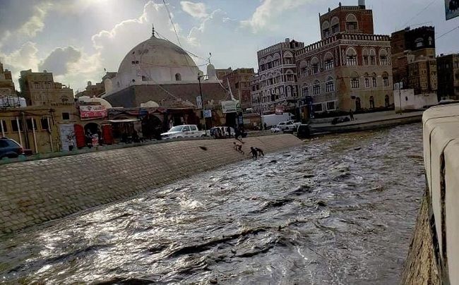 صنعاء.. وفاة طفلتين غرقا نتيجة سيول الأمطار في بني مطر