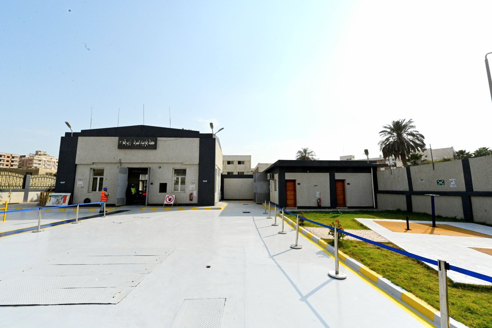 وزير الإسكان ومحافظ السويس يتفقدان محطتي رفع صرف صحى بحي السويس
