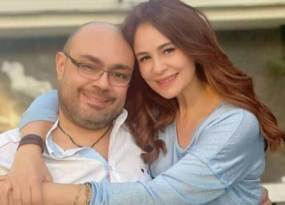 بالصور .. لحظة وصول كارول سماحة باكية إلى دفن زوجها