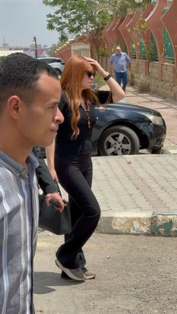 بالصور .. لحظة وصول كارول سماحة باكية إلى دفن زوجها