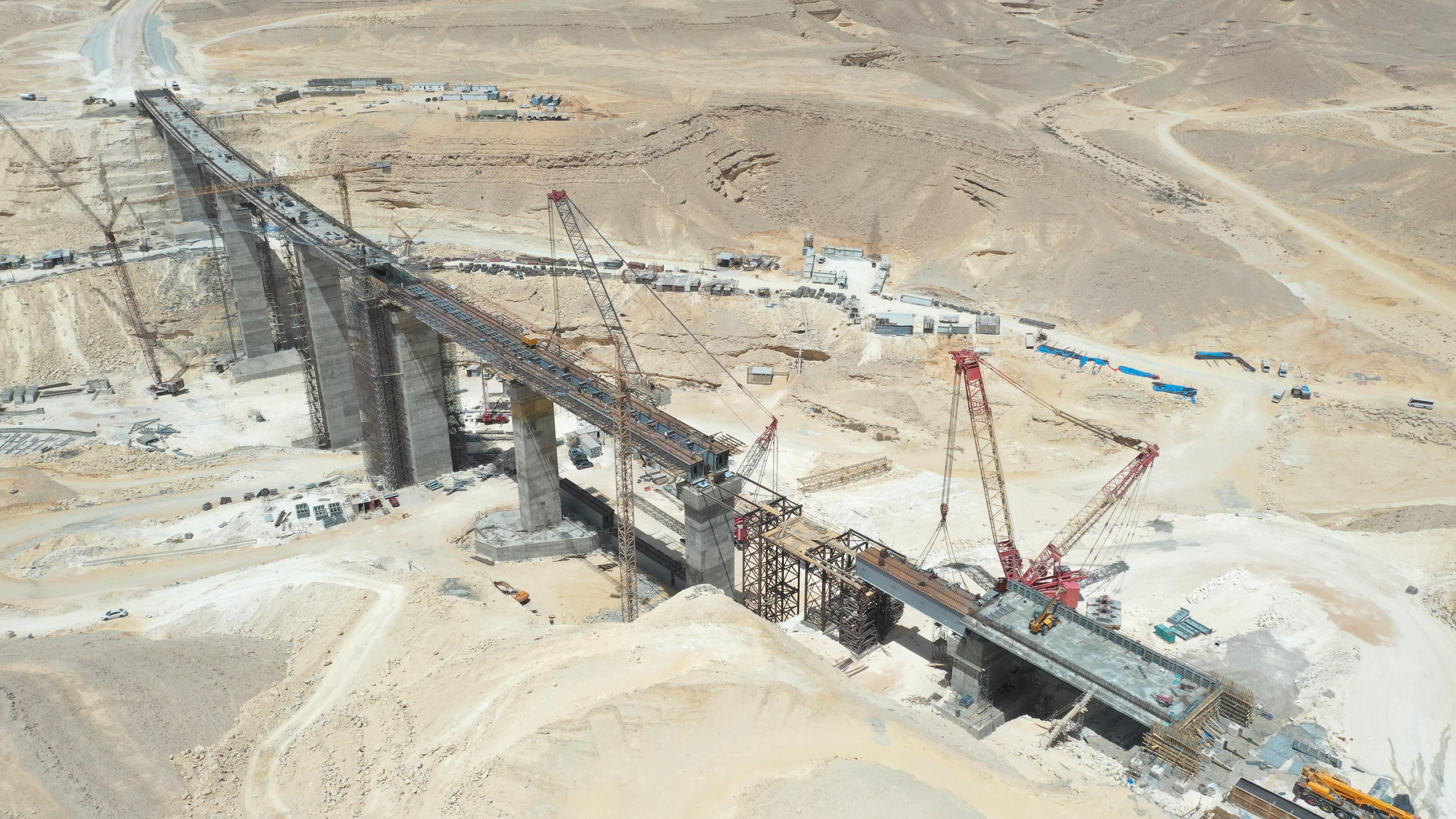 شاهد أعمال تركيب القضبان بالخط الأول للقطار السريع.. صور
