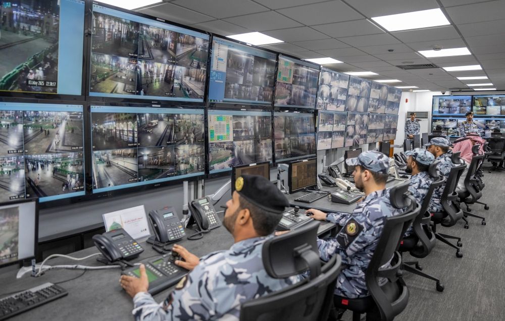 وزير الداخلية يشيد بجهود مركز عمليات أمن المسجد النبوي