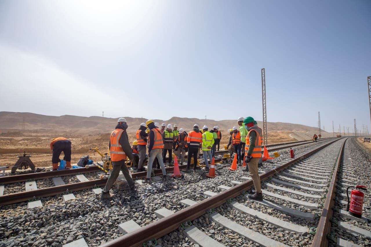 شاهد أعمال تركيب القضبان بالخط الأول للقطار السريع.. صور